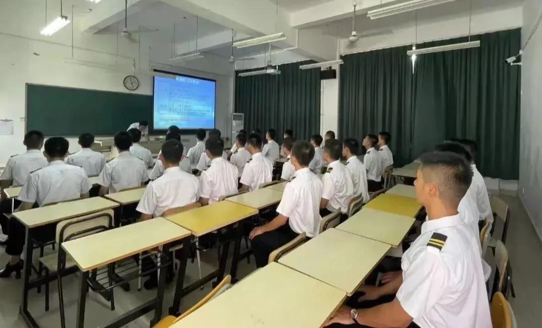 航空学院2021级飞行技术学生进行地面滑行体验
