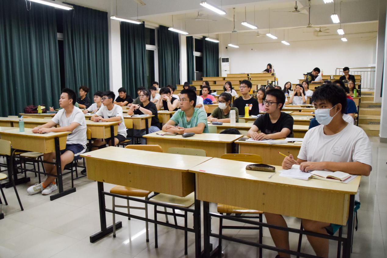 航空学院第12期院党课：谈青年大学生应怎样做