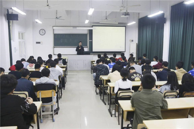 航空学院召开2017级飞行器制造专业宪法教育学习年级大会