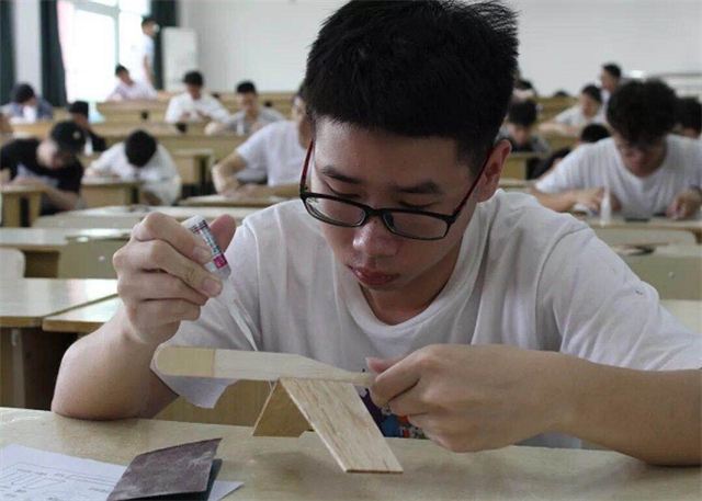 亲手做架小飞机来比拼