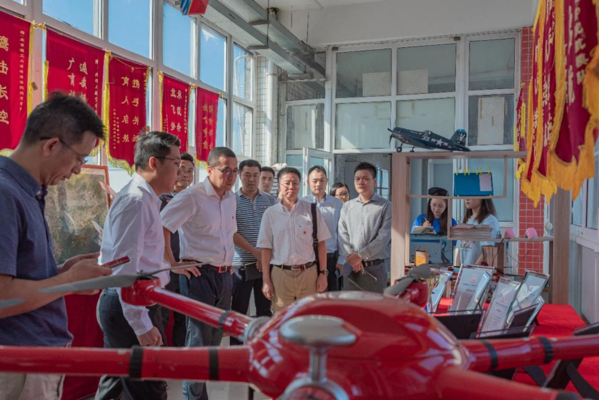 团市委书记侯文涛一行赴航空学院调研并参观航模队