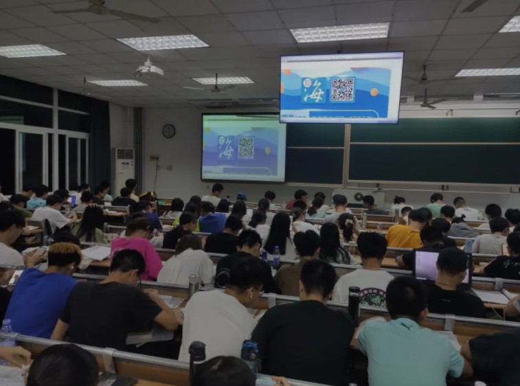 航空学院组织学生观看平安校园直播