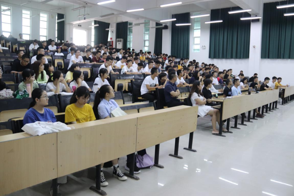 航空学院思想政治理论课助力新生坚定人生目标