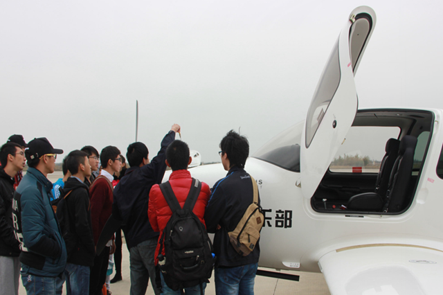 航空学院组织11级同学到爱飞客俱乐部实习