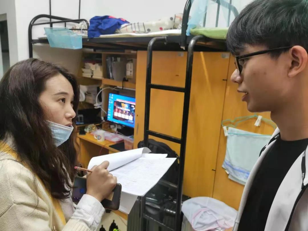 航空学院辅导员走访学生宿舍