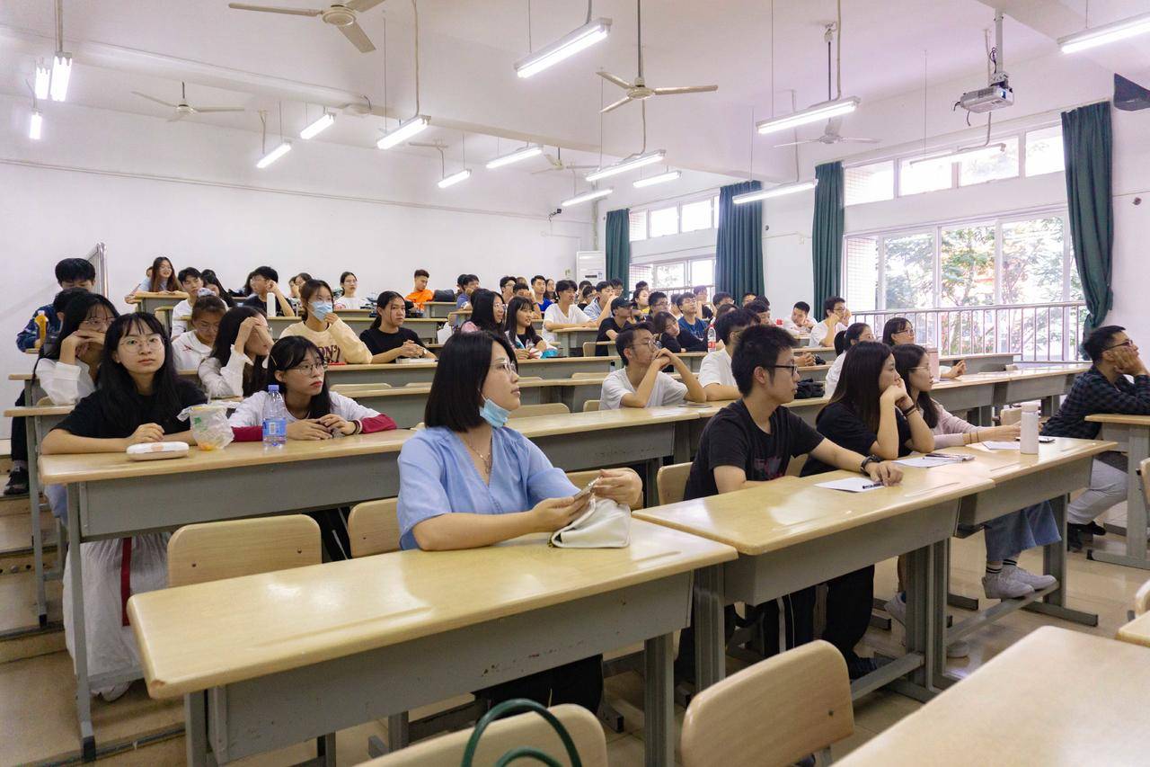 【航院讲座】 航空学院举行民航机场地面服务管理就业讲座