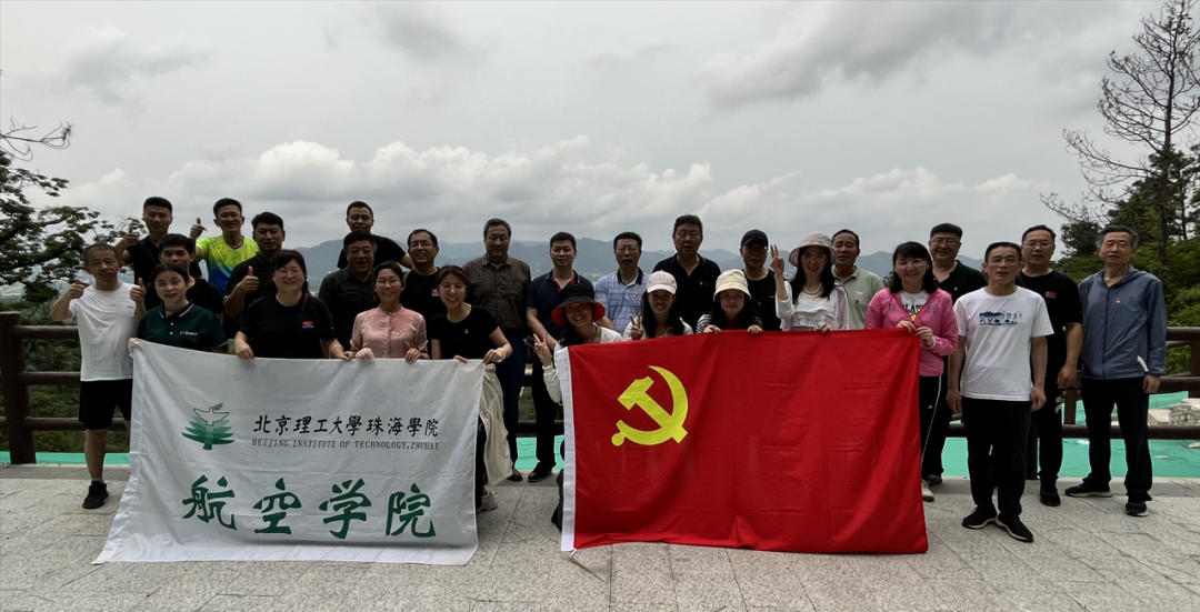 航空学院组织爬山和捡拾垃圾公益活动