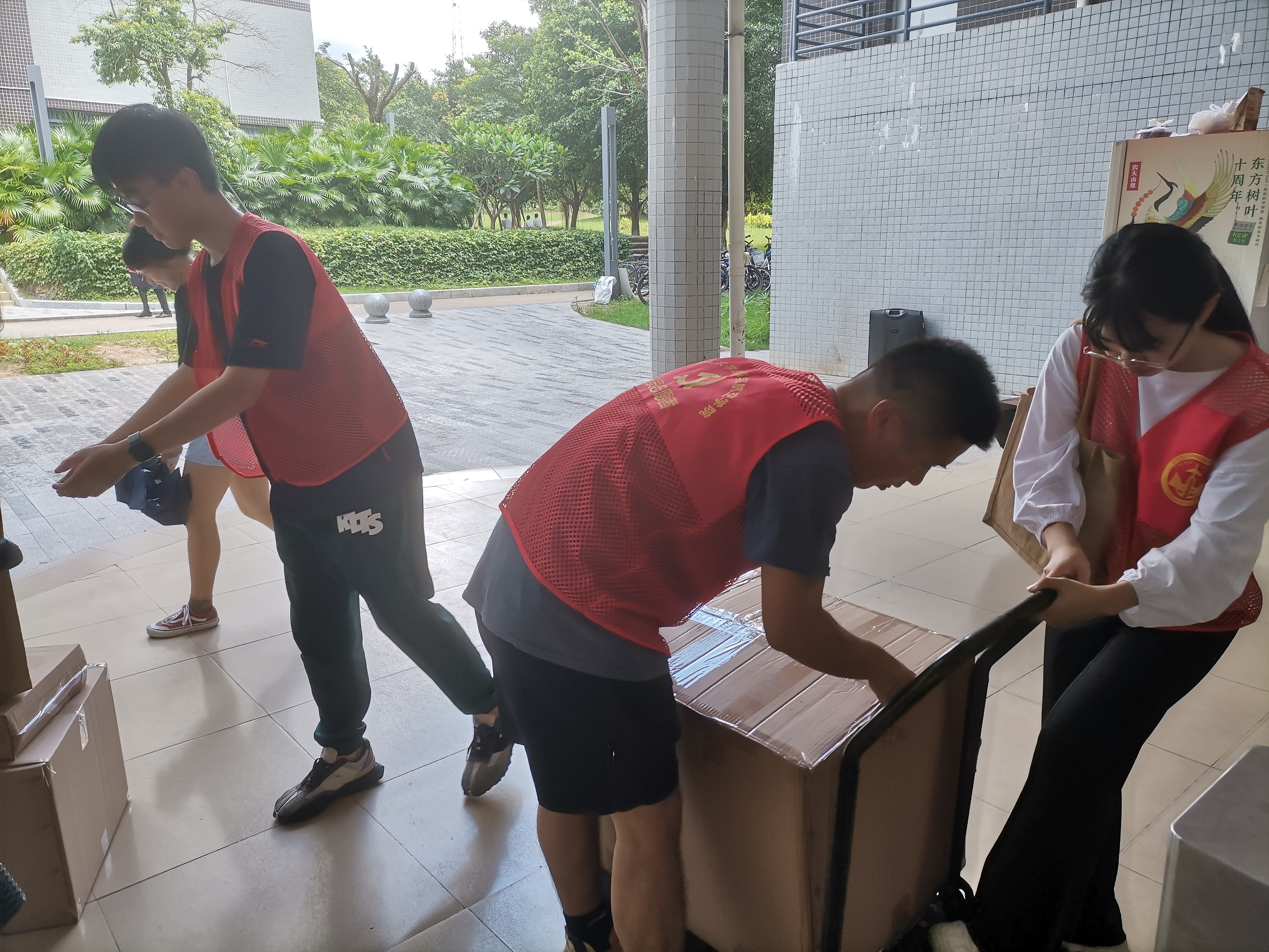 暖心护航 爱心送别----航空学院党总支开展毕业季志愿服务活动