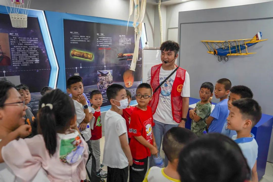 让科普有温度，让航空接地气——航空学院学生第二党支部开展“航梦飞行，职工航趣体验日”活动