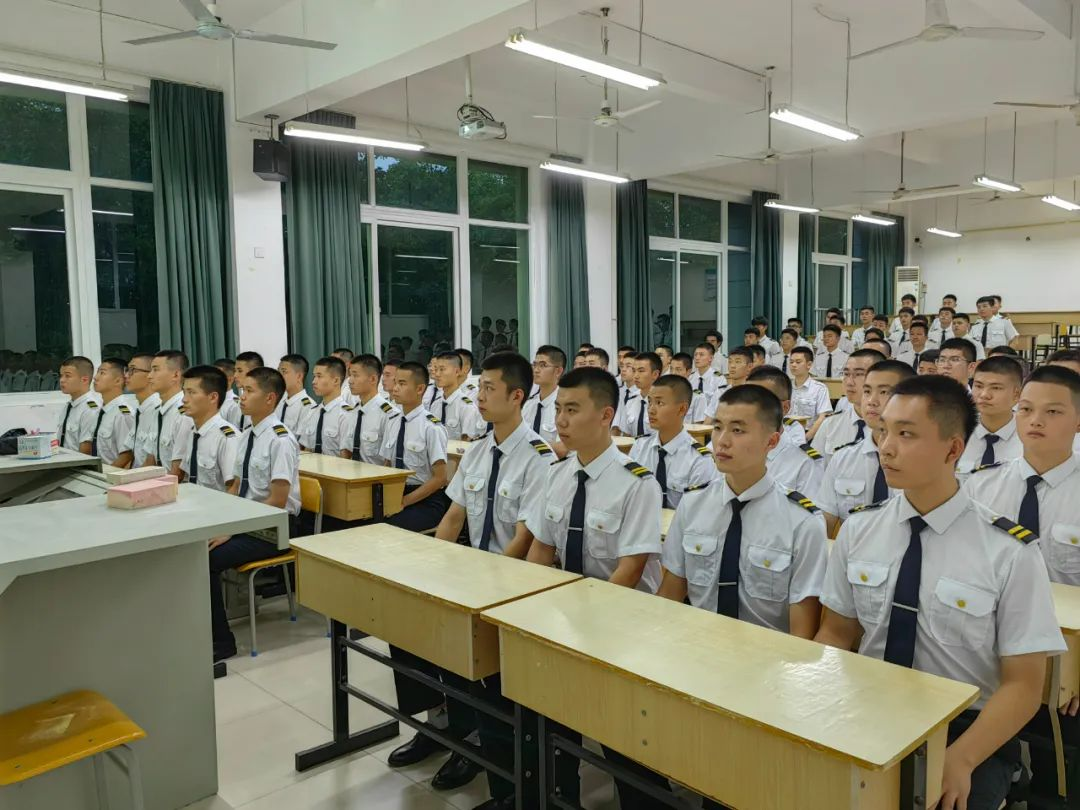 航空学院飞行技术专业开展教育整顿月活动之专题讲座