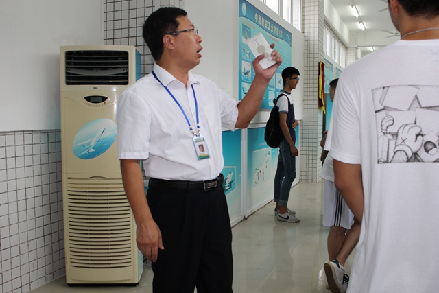 【航院迎新】航空学院开展新生参观实验室活动