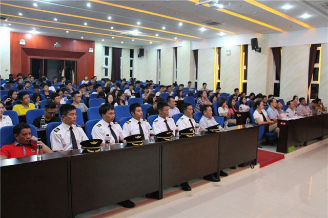 航空学院举行中国通用航空的发展现状交流会