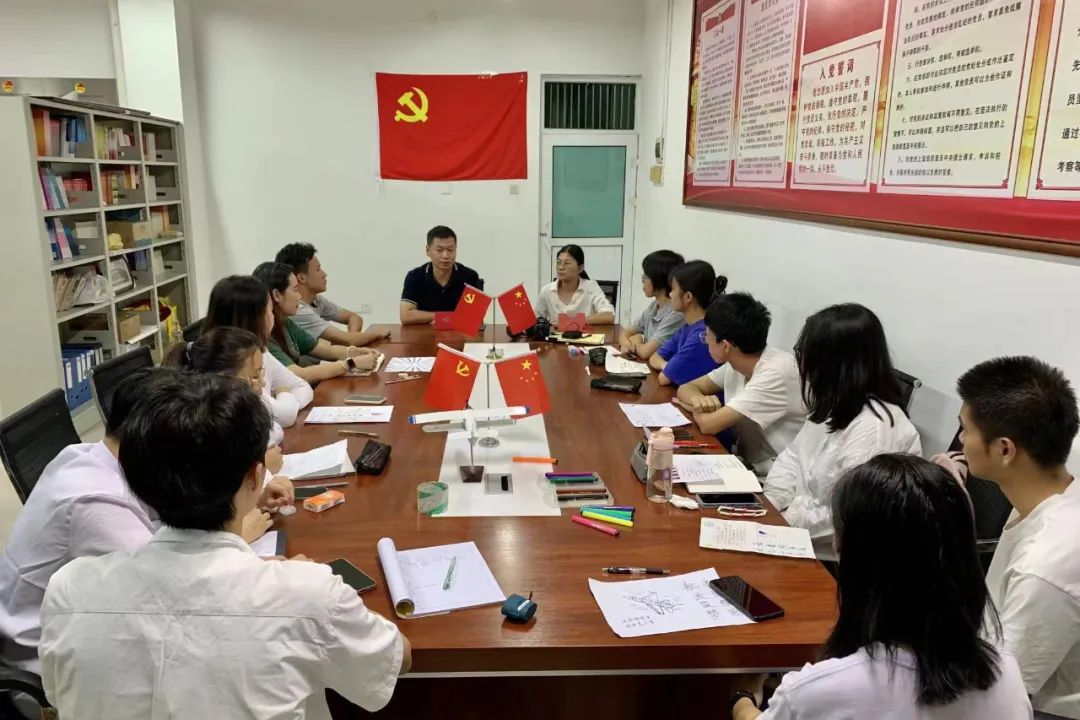 航空学院学生第一党支部开展手绘贺卡献给党的主题党日活动