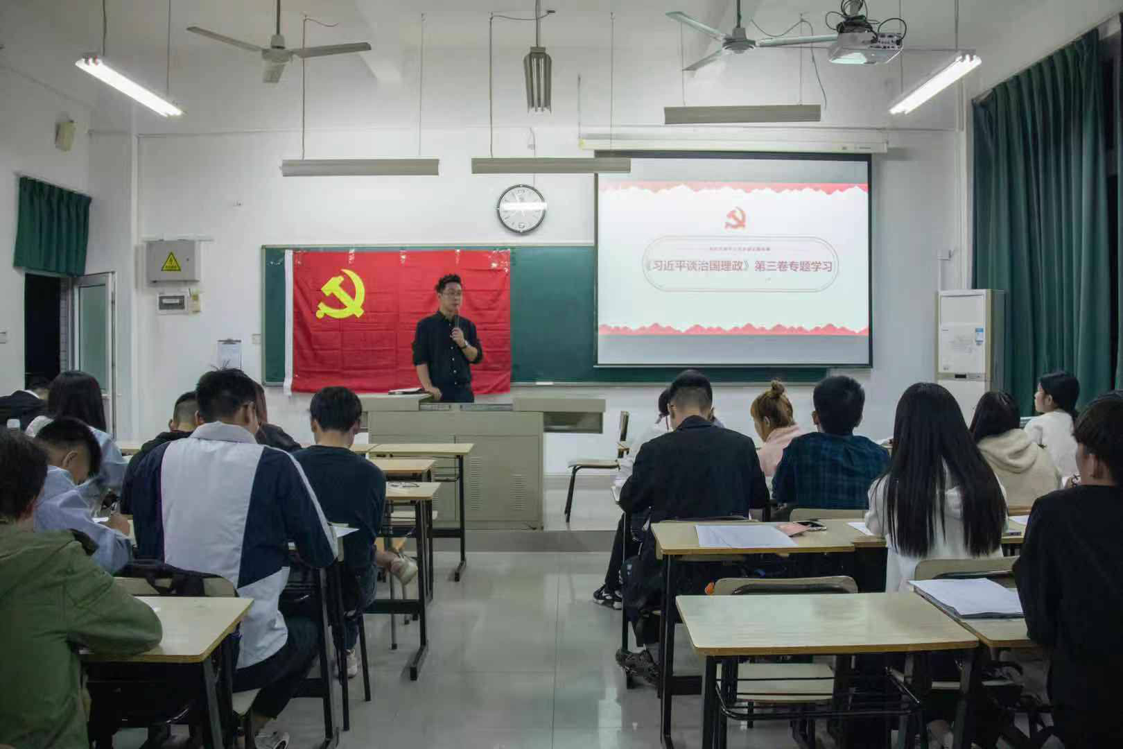 航空学院学生党支部开展《习近平谈治国理政》第三卷主题党课学习