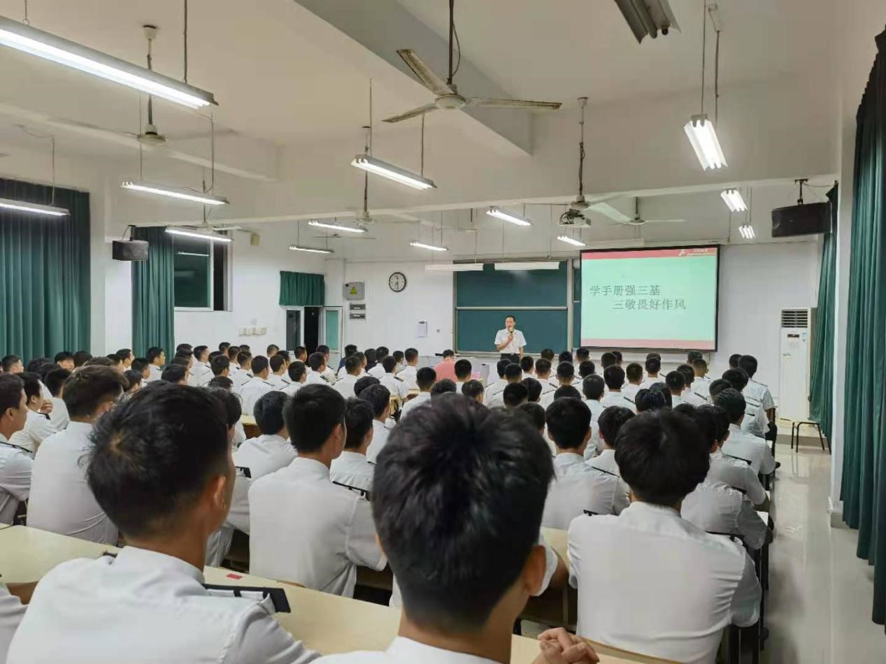 【航院讲座】深圳航空林润端教员为航空学院飞行技术专业学生开展培训讲座